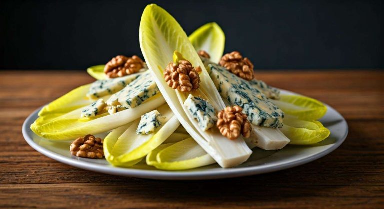 3 endives, quelques noix et du roquefort : la salade d'automne simple, rapide et pleine de caractère