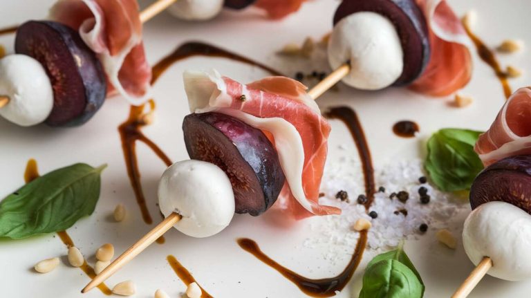 Un apéritif de saison ? Ces mini-brochettes de figues, mozzarella et jambon cru sont parfaites