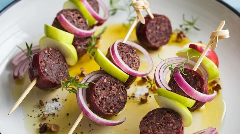 Un apéritif en 10 minutes ? Ces mini-brochettes de boudin noir, pomme et oignon