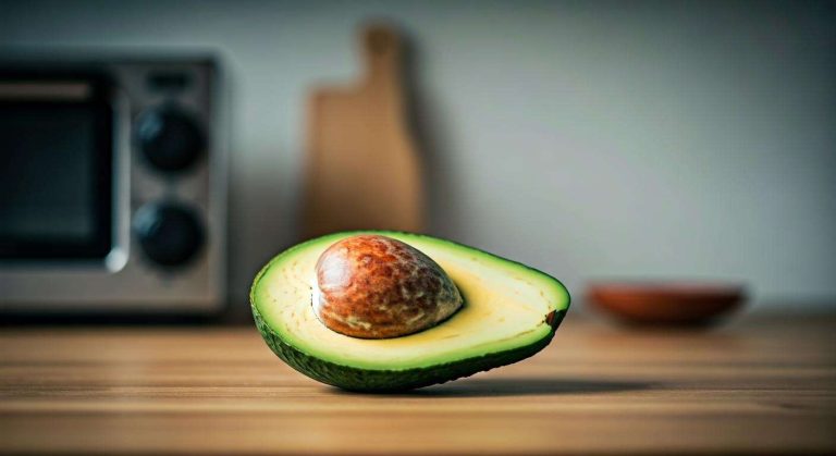 Cette astuce pour faire mûrir un avocat en 10 minutes au four va sauver votre guacamole