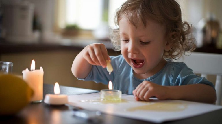 Savez-vous que vous pouvez faire de l’encre invisible avec du jus de citron ? Un jeu d’enfant fascinant
